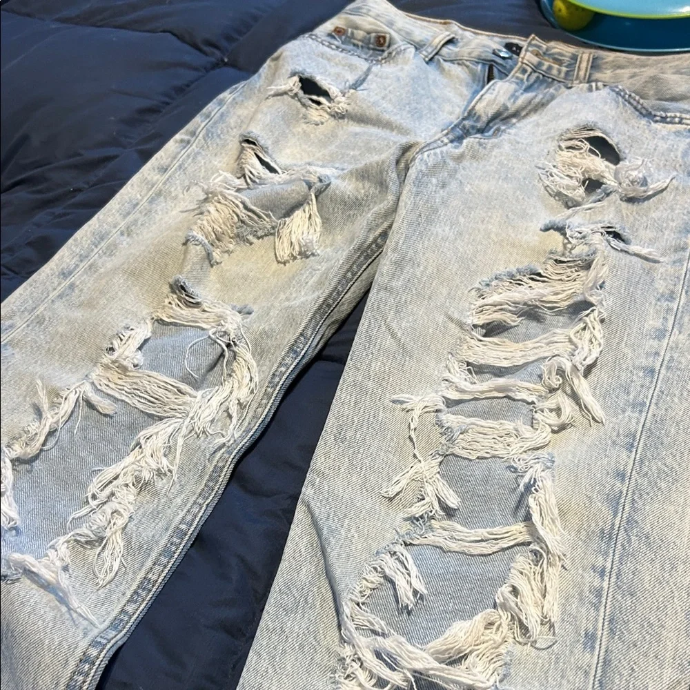 Aeropostale Heavily Distressed Relaxed Jeans - Picture 5 of 9